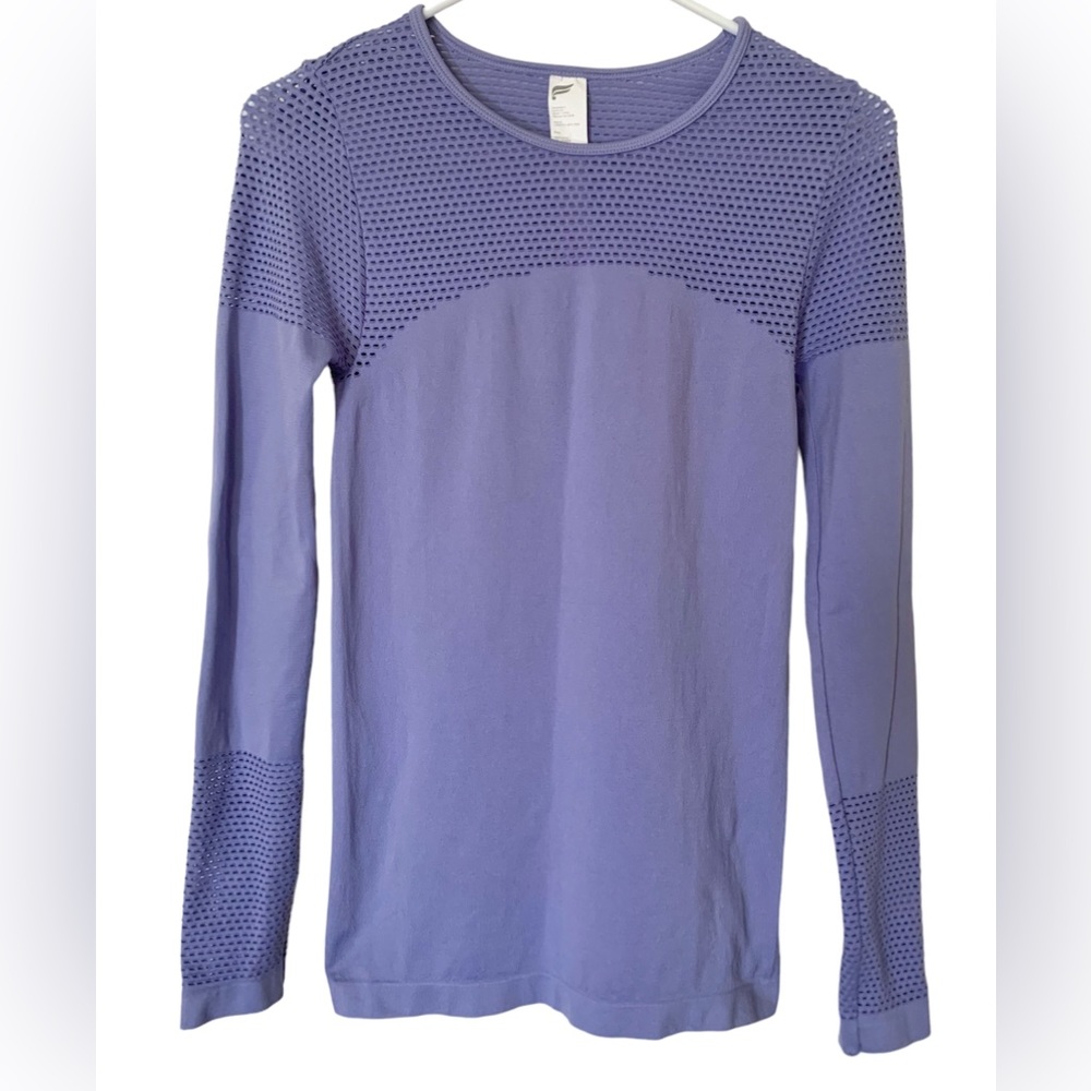 Fabletics top XS Musetta long sleeve lilac purple crew neck gym atheisure